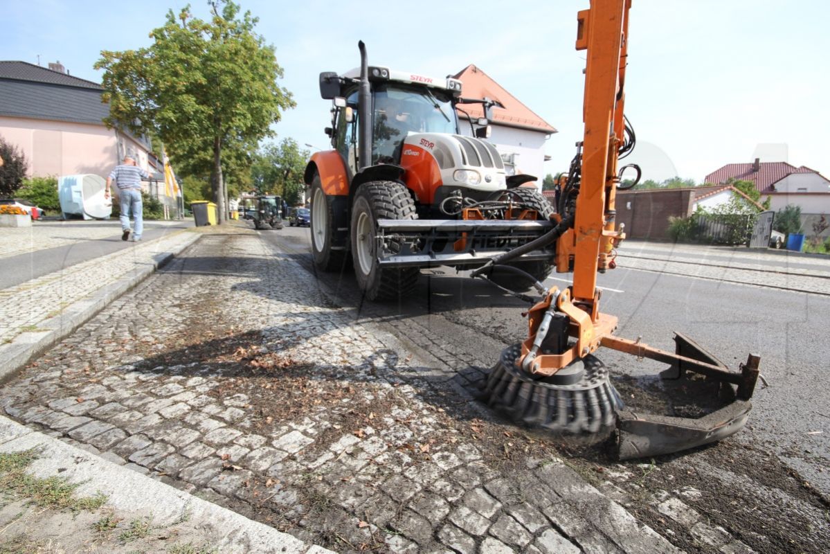 Unkrautbürste in Bernsdorf im Einsatz