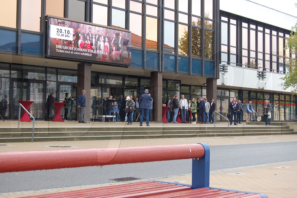 Ein trockener Platz zur Platzeinweihung