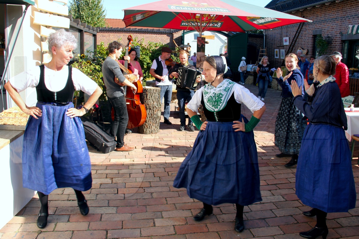 Ein spontanes Tänzchen auf dem Hof Sarodnik zu Klängen der sorbischen Gruppe „Serbska reja“ aus Leipzig. Foto: Johann Tesche