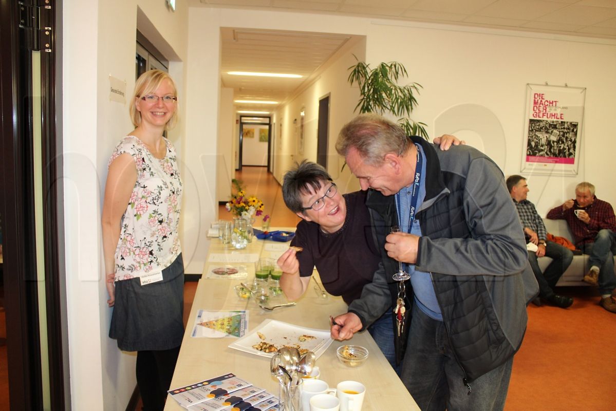 Kerstin Bähr (Mitte) ist als Gute Kräuterhexe bekannt, empfiehlt hier einem Besucher ein Häppchen. Foto: Silke Richter