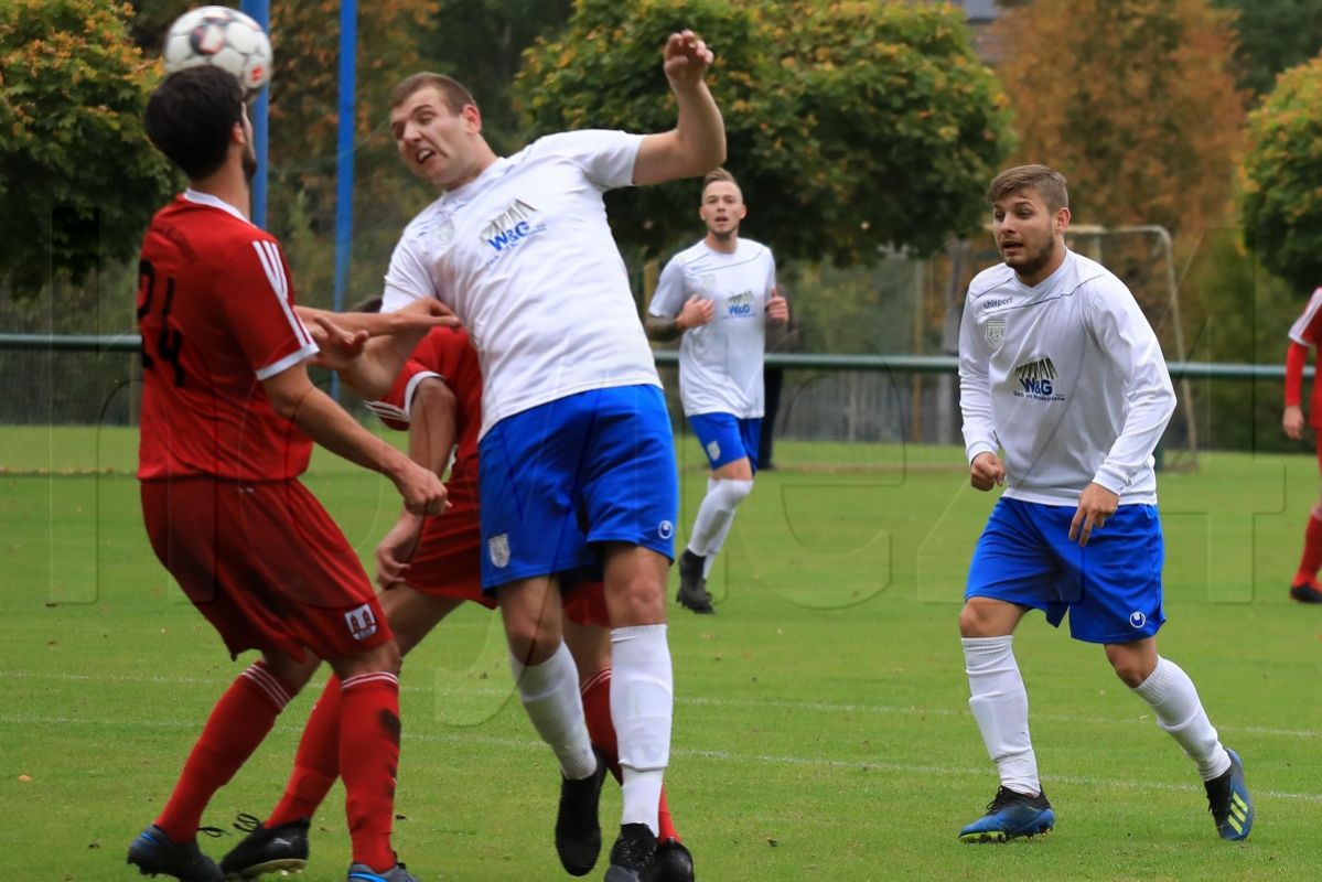 Im Bild zu sehen (in weißen Trikots) sind die beiden Neustädter Torschützen Dawid Wieckiewicz (vorn Mitte) und Daniel Mlonek (rechts). Foto: Werner Müller