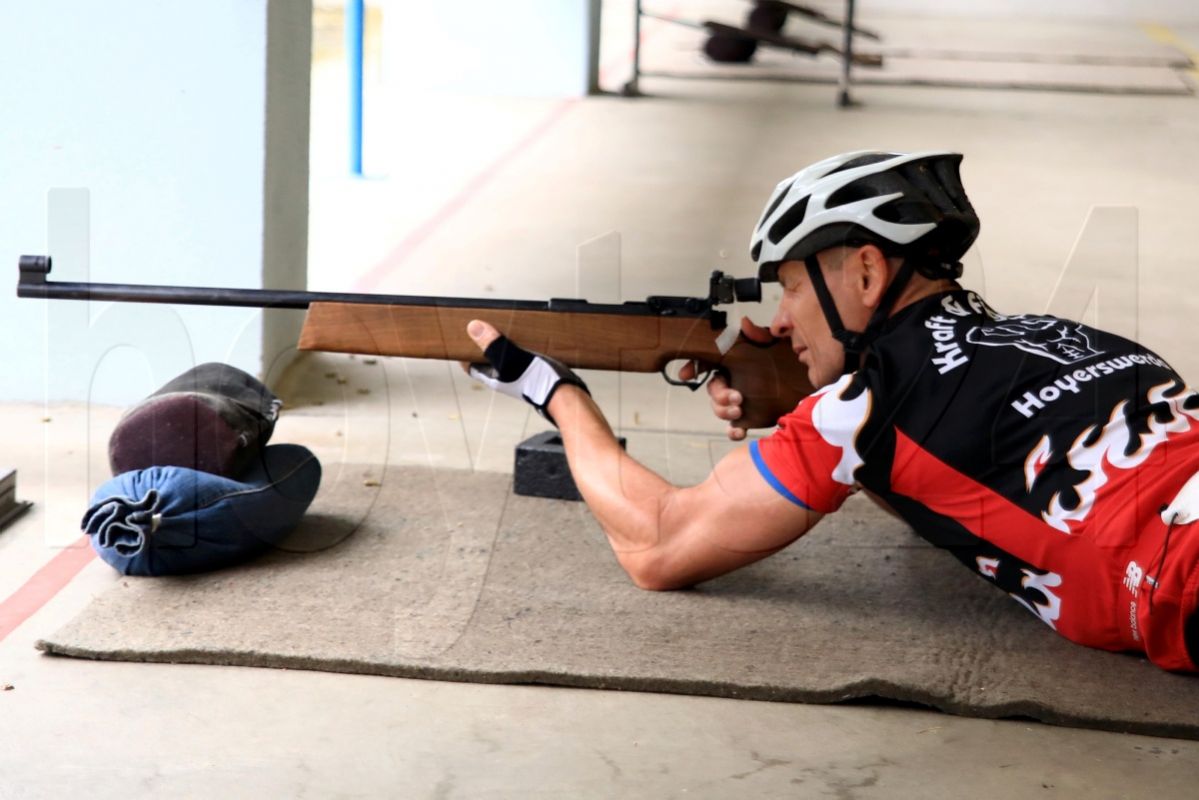 Ein Sport-Wettkampf mit Fahrrad und Gewehr