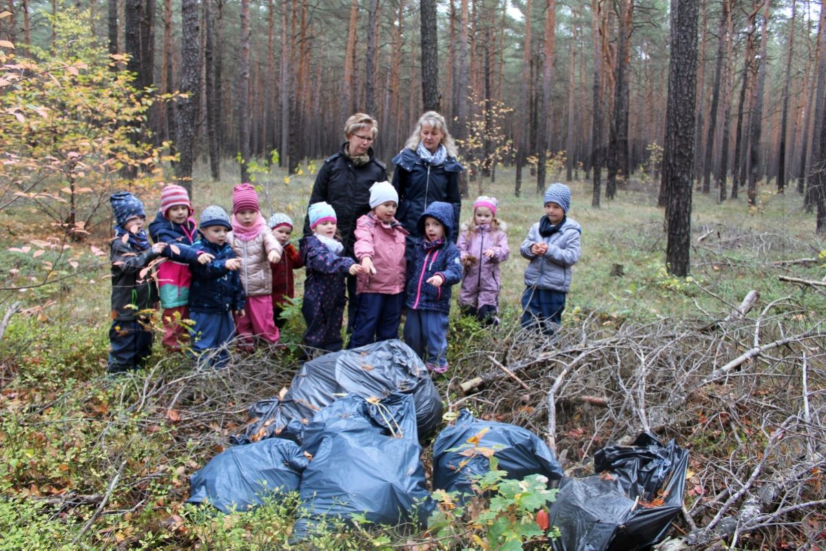 Kinder verärgert über jede Menge Müll im Wald