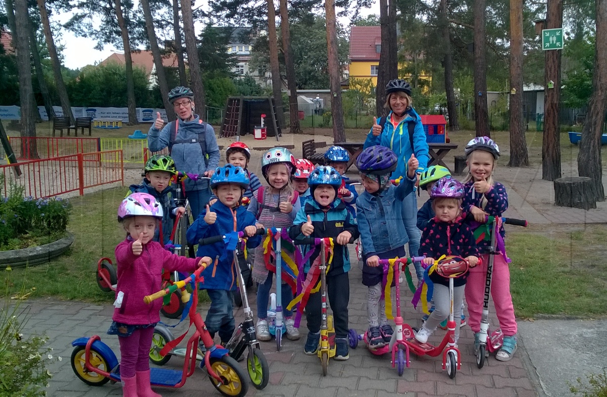 Kleine Leute auf großer Roller-Runde
