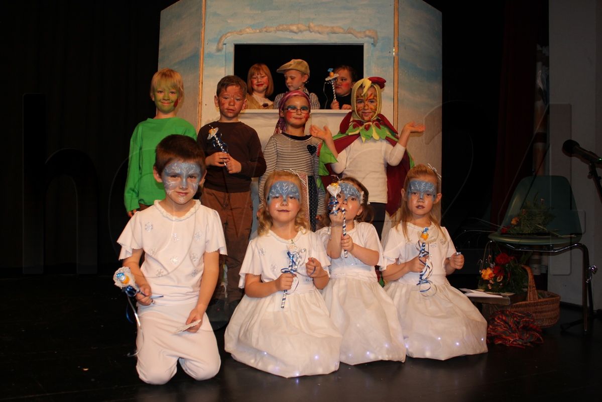 Kindergarten-Schauspieler zeigen "Herr Holle"