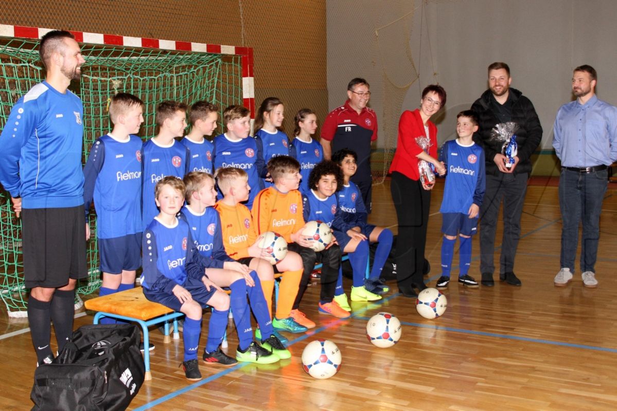 Neue Ausrüstung für Wiednitzer D-Jugend-Fußballer