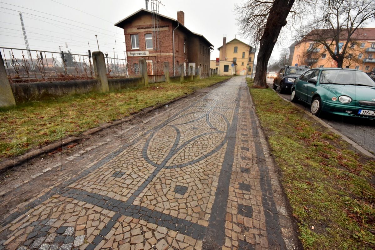 Denkmal-Gehweg am Bahnhof wieder freigelegt