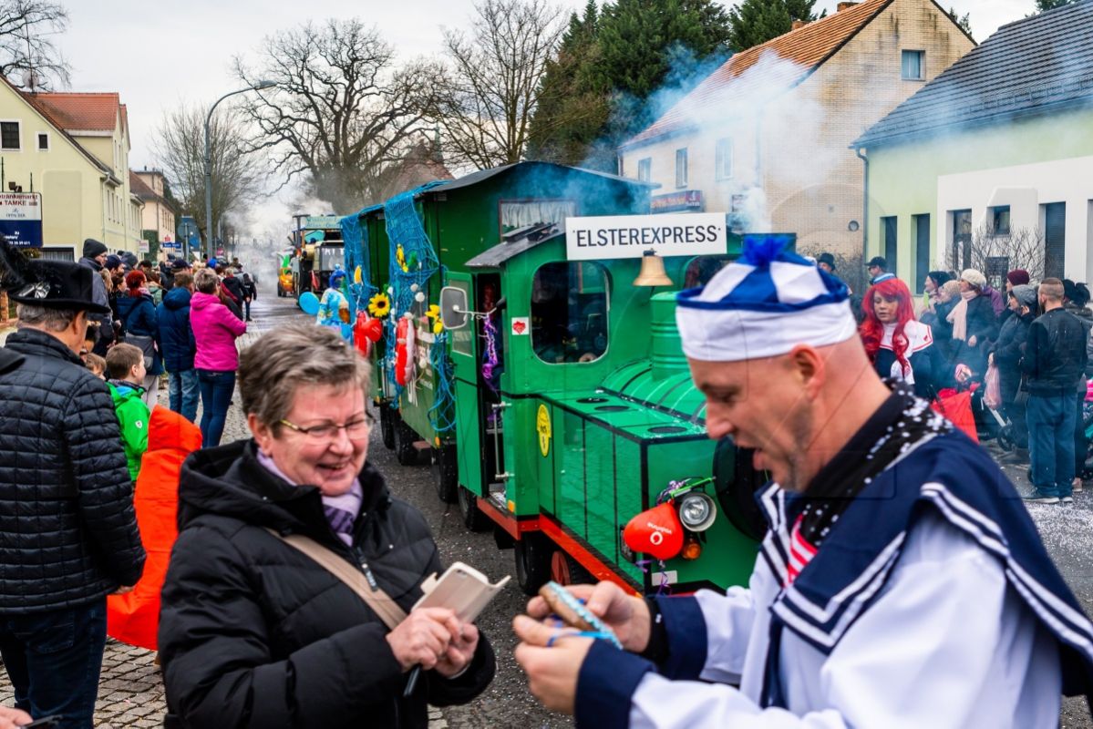 Ehemalige Parkbahn rollt durch Bernsdorf