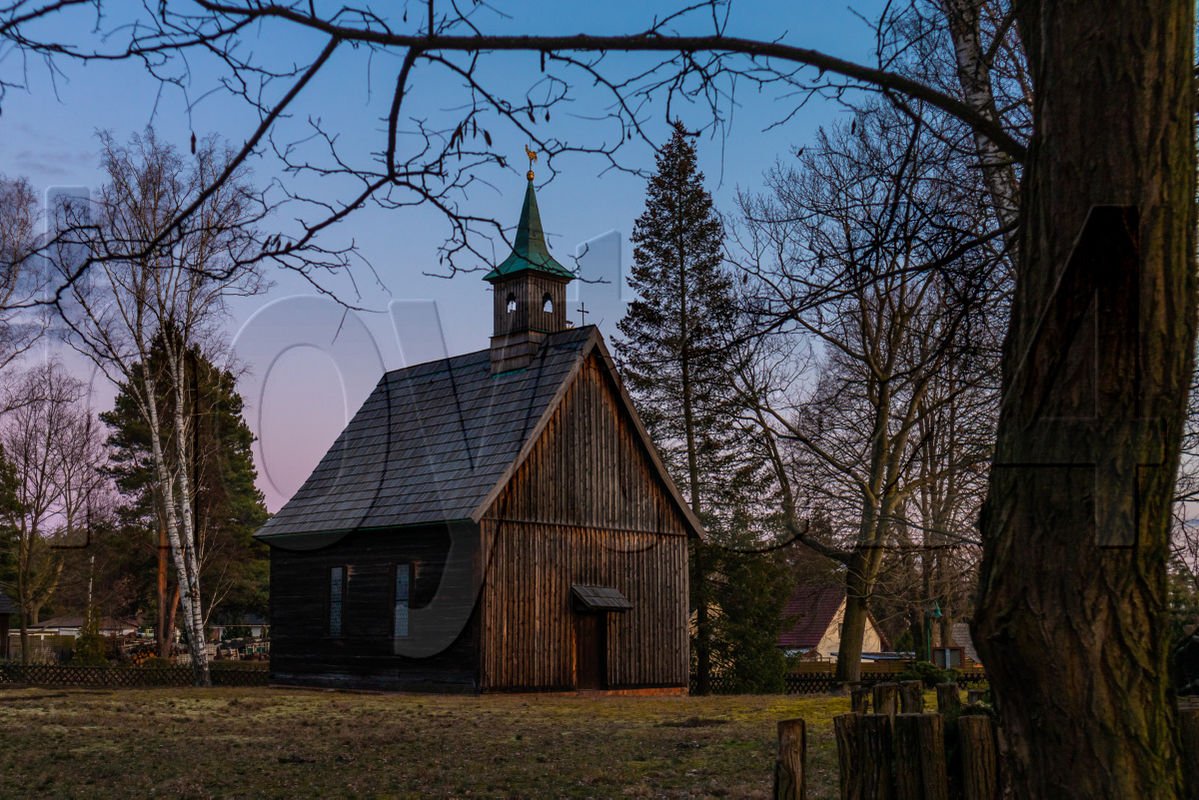 Hölzernes Kirchlein im Abendlicht