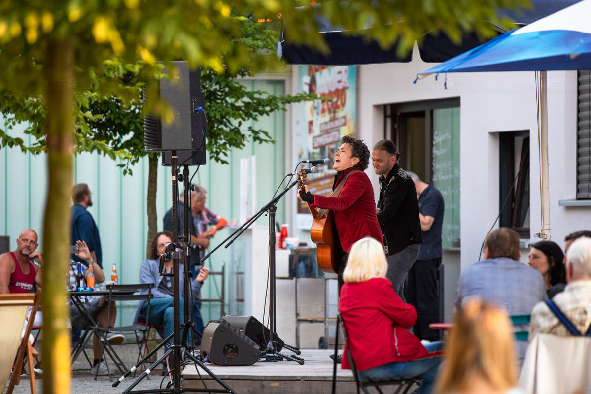 Folk-Konzert im KuFa-Sommergarten