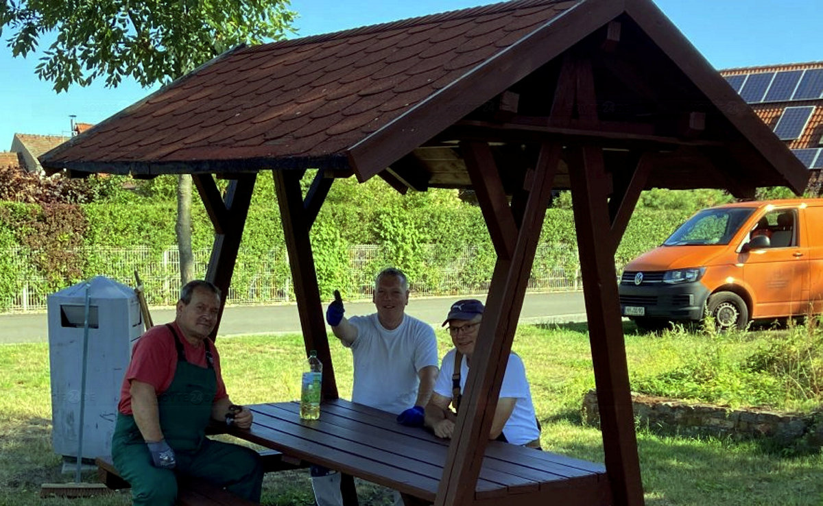 Rasthütte am Groß Neidaer Spielplatz aufgestellt