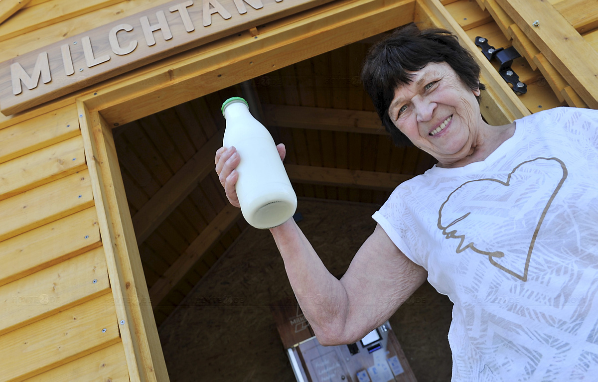 Frische Milch am Automaten gezapft