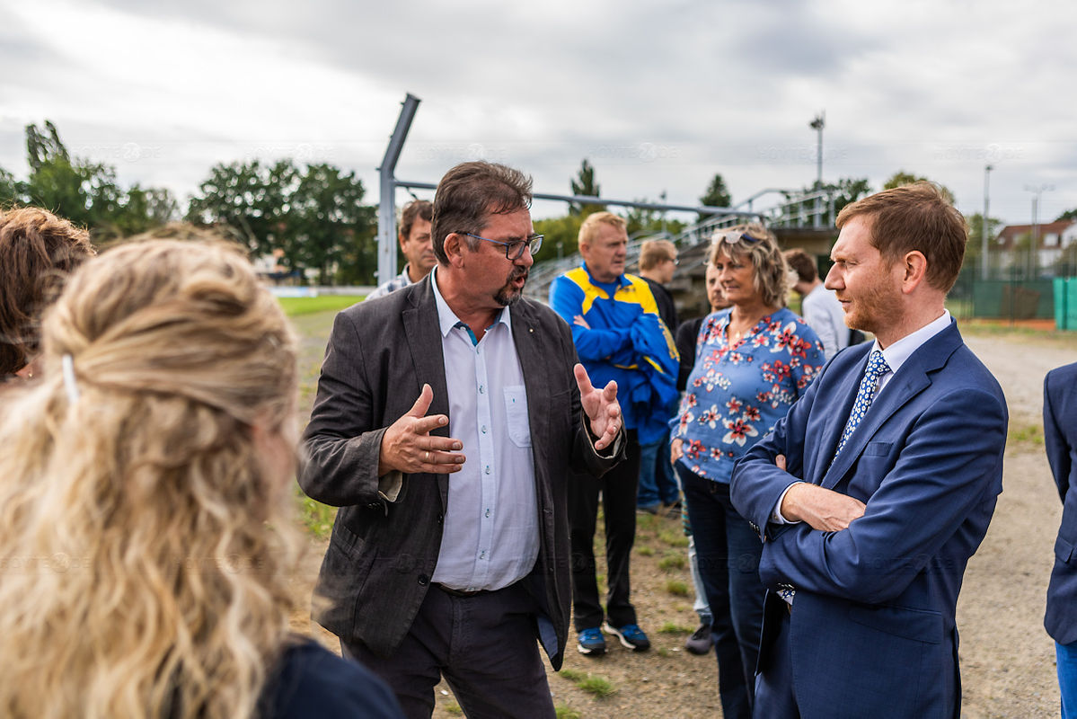 Regierungschef-Rundgang im Problem-Stadion