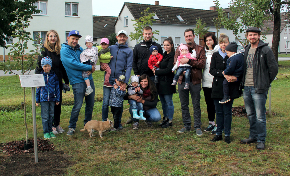 Zehnte Pflanzung im Zeißiger Kinderbaumpark