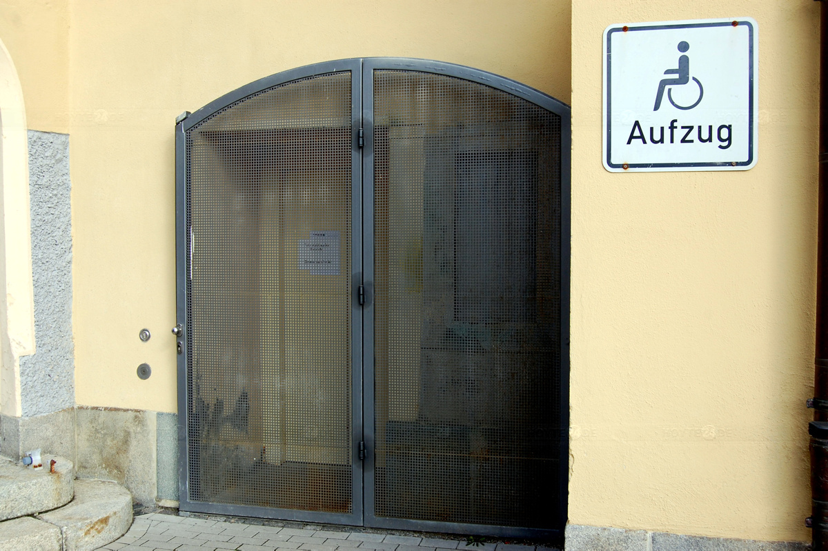 Rathaus-Aufzug hinüber - und stillgelegt