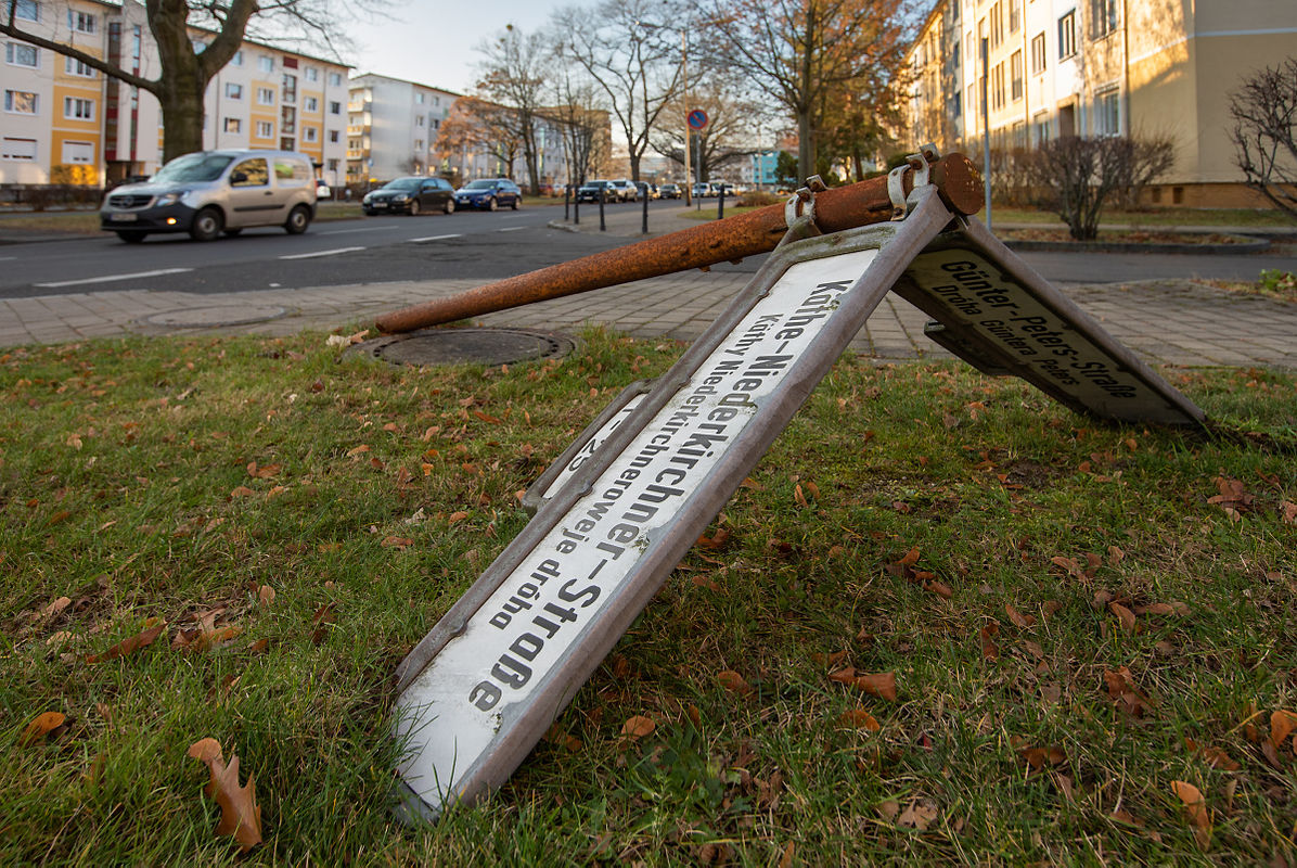 Straßenschild wurde mit Gewalt zu Fall gebracht