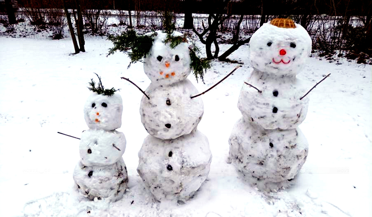 Schnee-Familie entsteht auch dank spontaner Hilfe