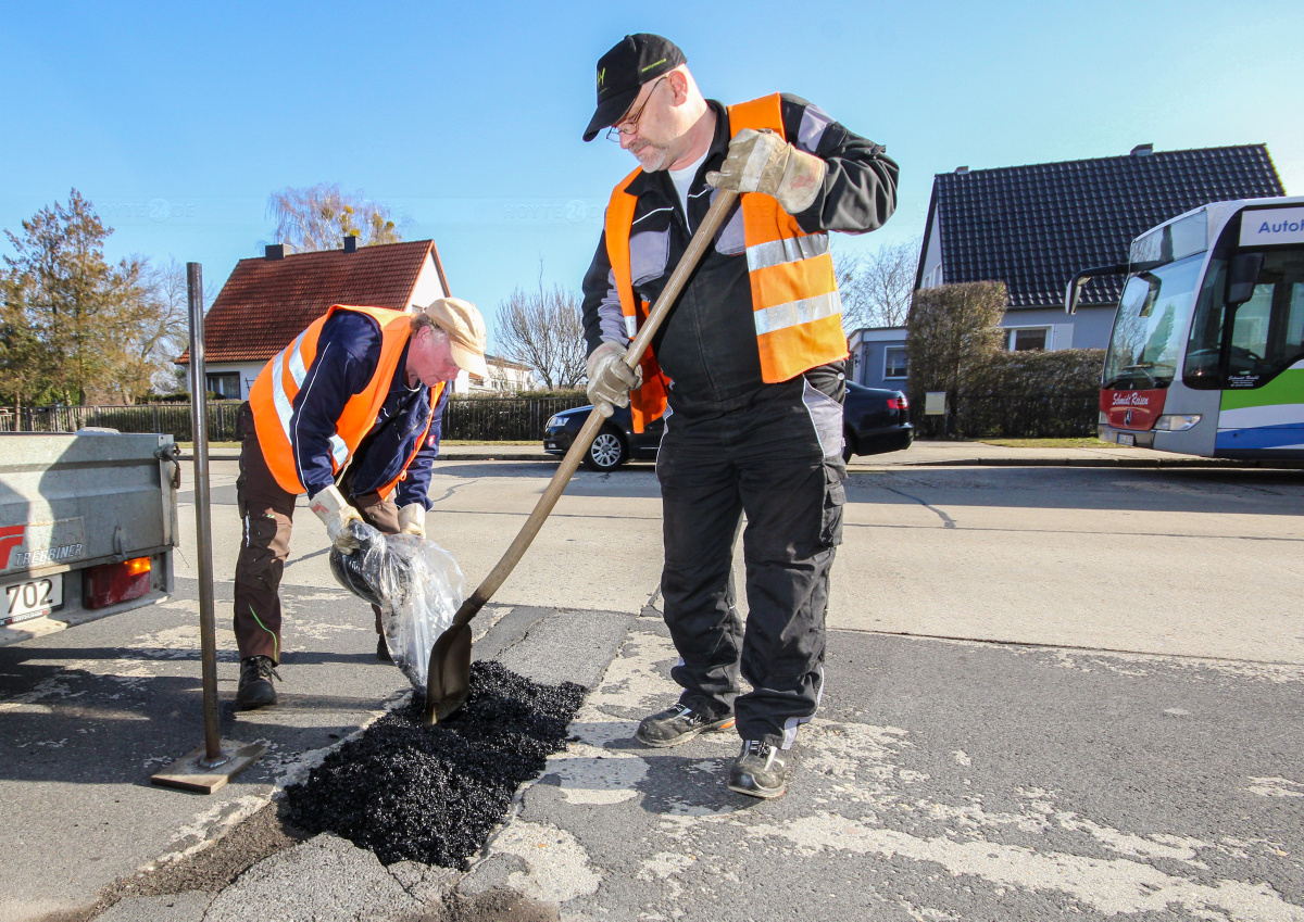 Hoyerswerdas Bauhof stopft die Winter-Schlaglöcher