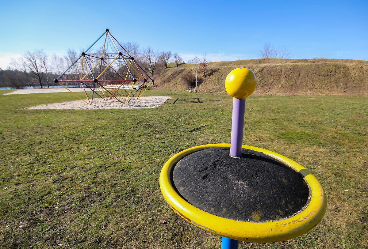 Spielplatz für Kinder – Fitnesspark für Erwachsene