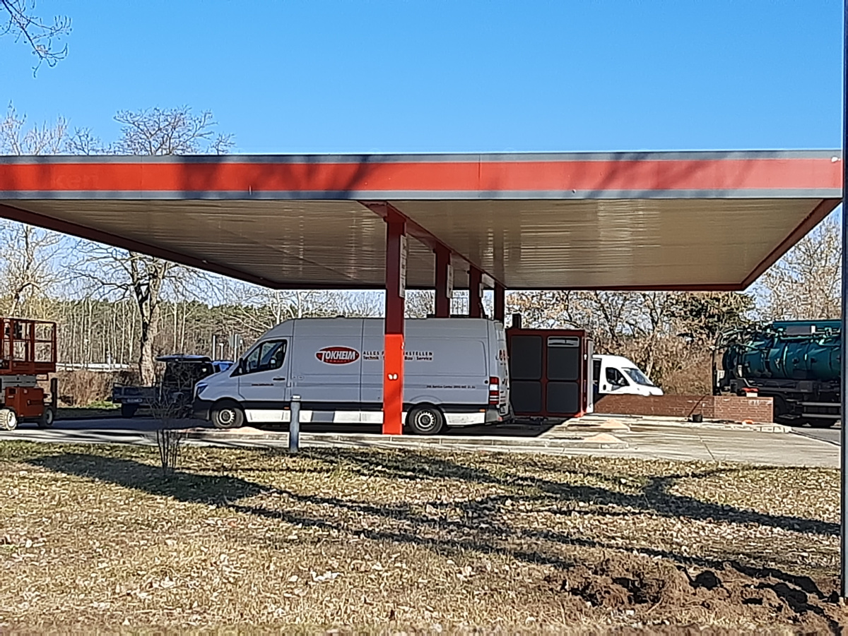 Im Industriegelände wird eine Tankstelle demontiert