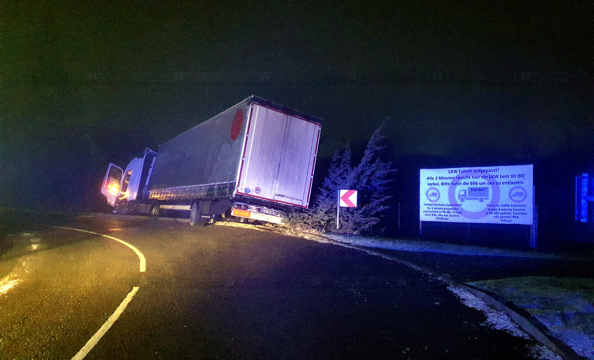 Lkw rutscht in Burg aus der Doppelkurve