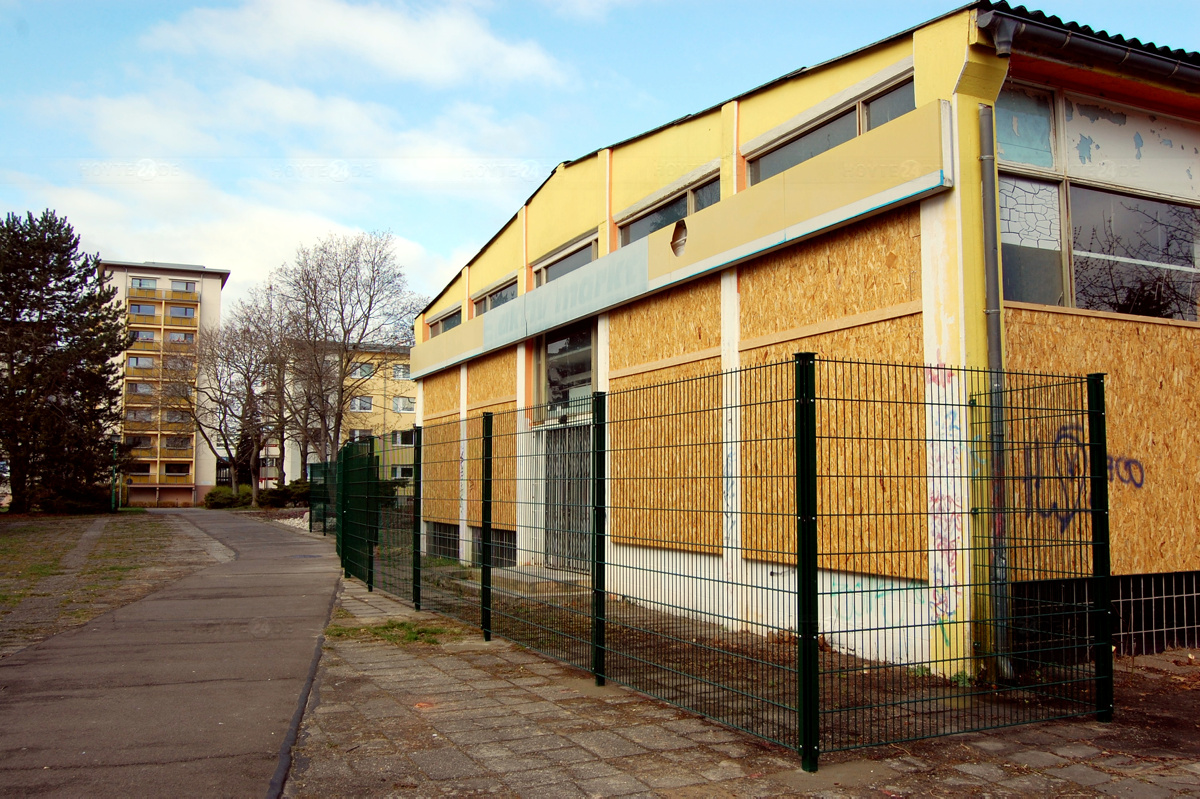 Ehemalige Kaufhalle wird mit Sichtschutz versehen