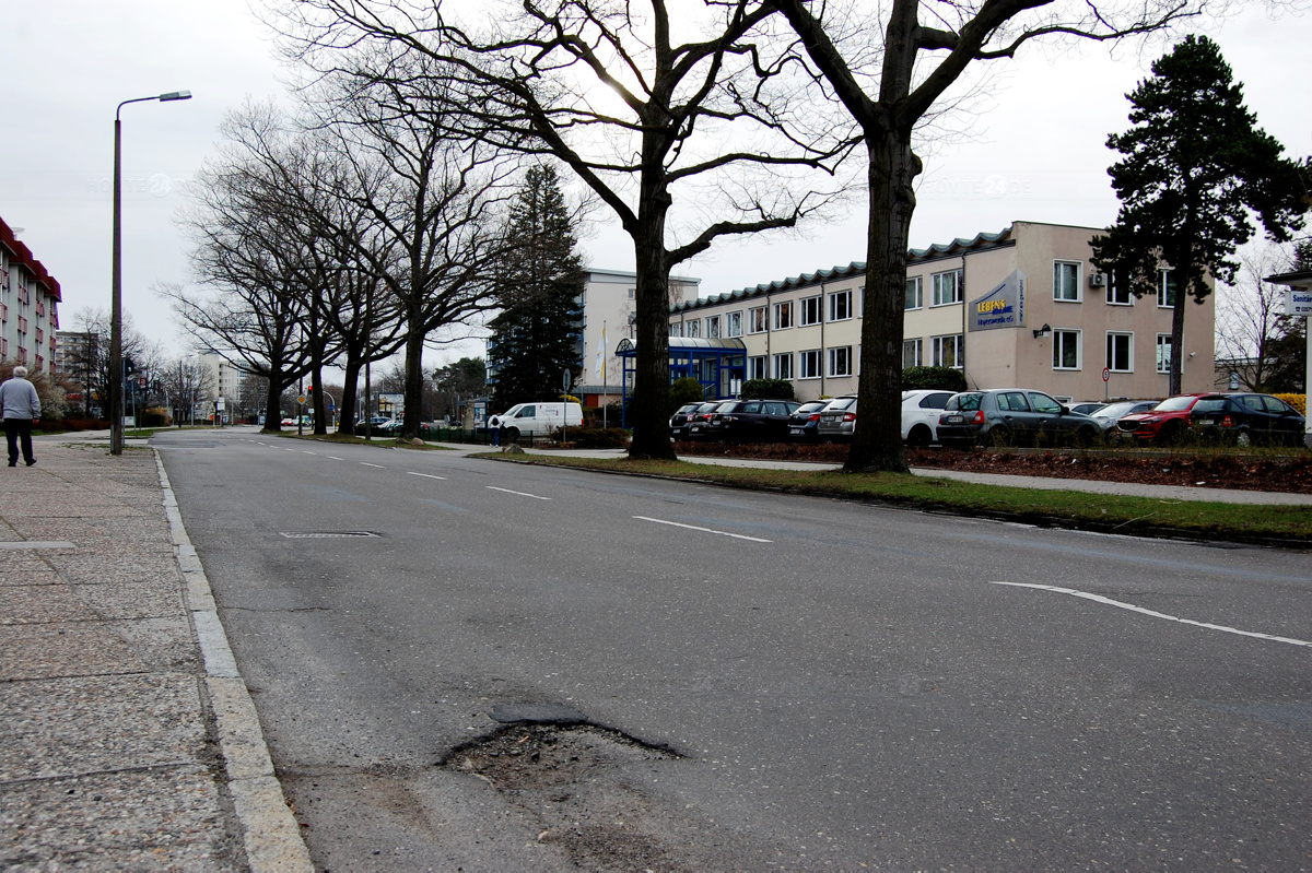 Neuasphaltierung in der Niederkirchnerstraße