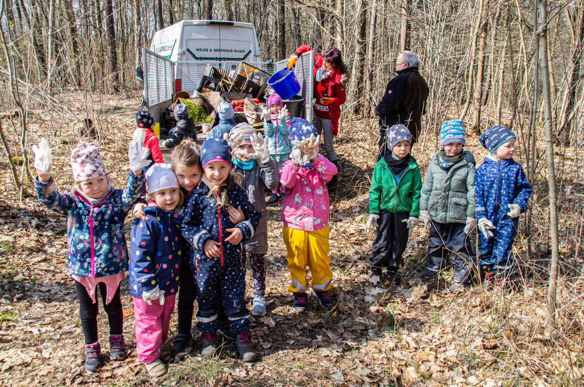 „Ameisengruppe“ entrümpelt den Wald bei Bröthen