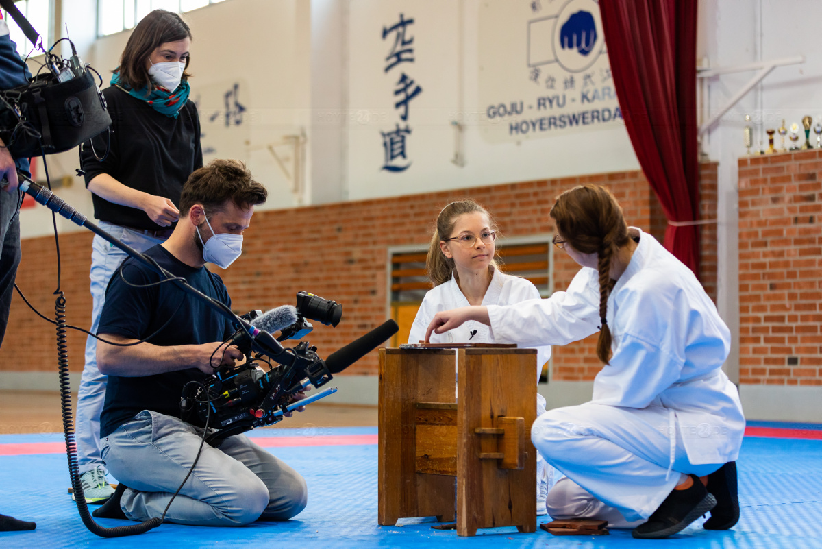 Ruth demonstriert fürs ZDF den Karate-Bruchtest