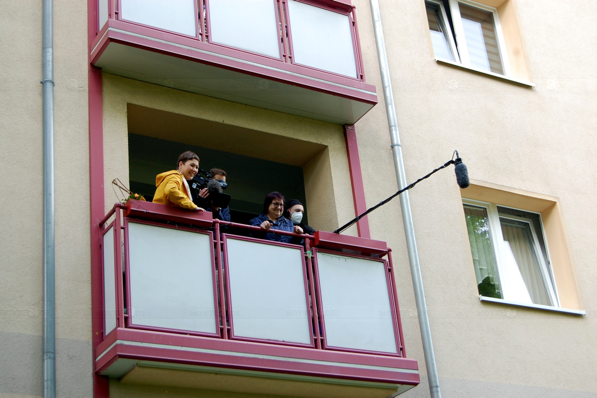 Fernsehinterview vom Balkon herab geführt