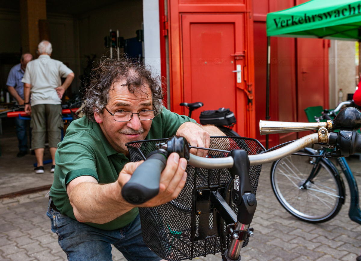 Verkehrswacht lehrt Kinder das Fahrradfahren