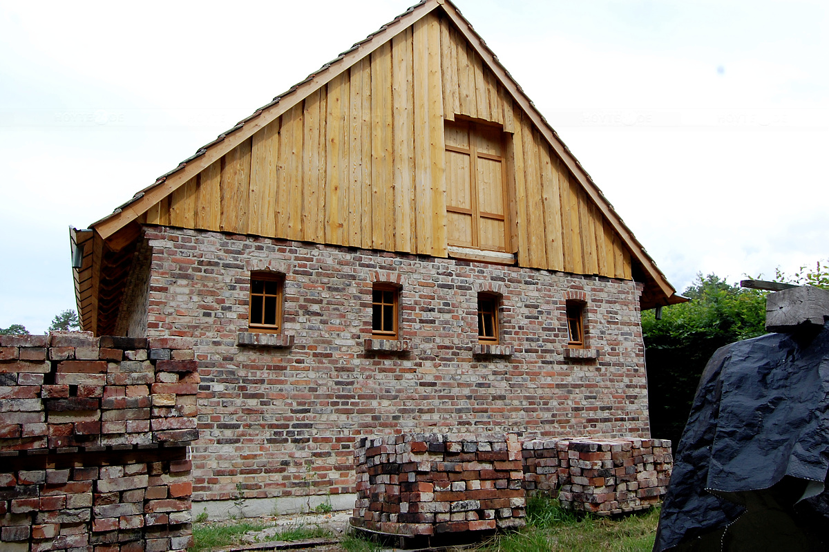 Innenausbau in rustikalem Brotbackhaus läuft