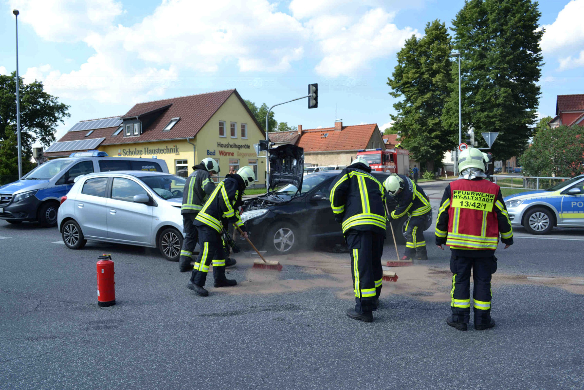 Sieben Menschen bei Verkehrsunfall verletzt