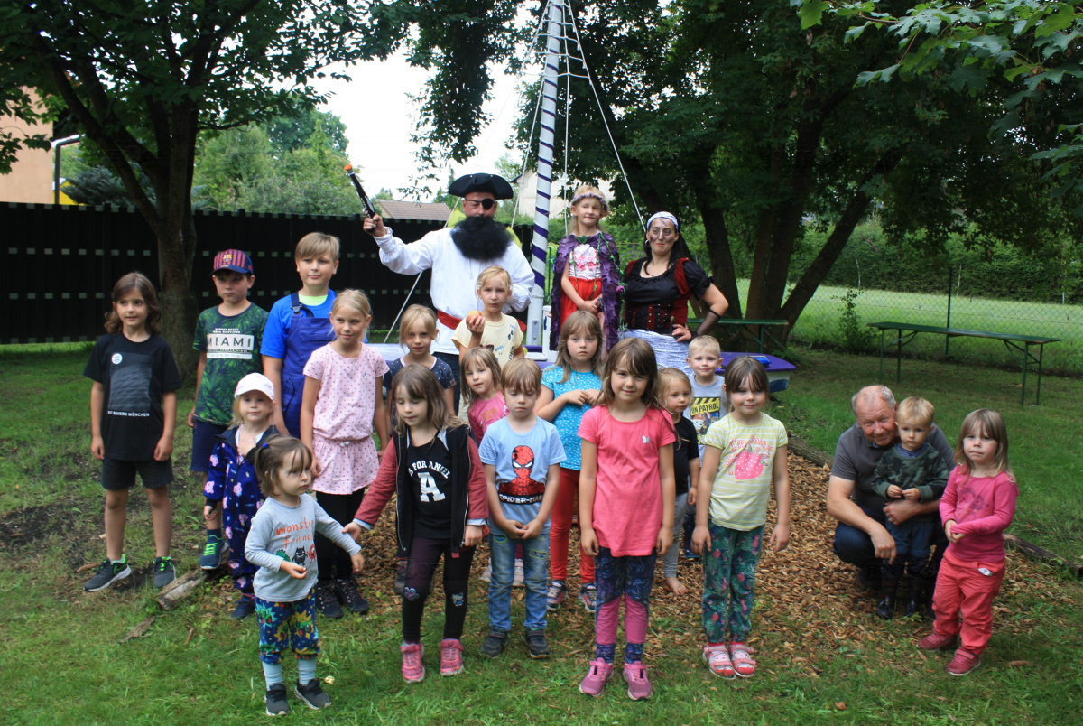 Erneuerter Spielplatz wiedereröffnet