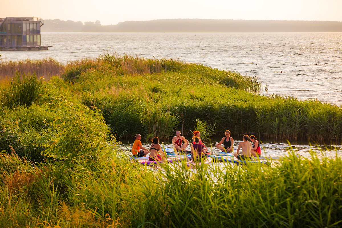 In Geierswalde gibt es Yoga auf dem Wasser