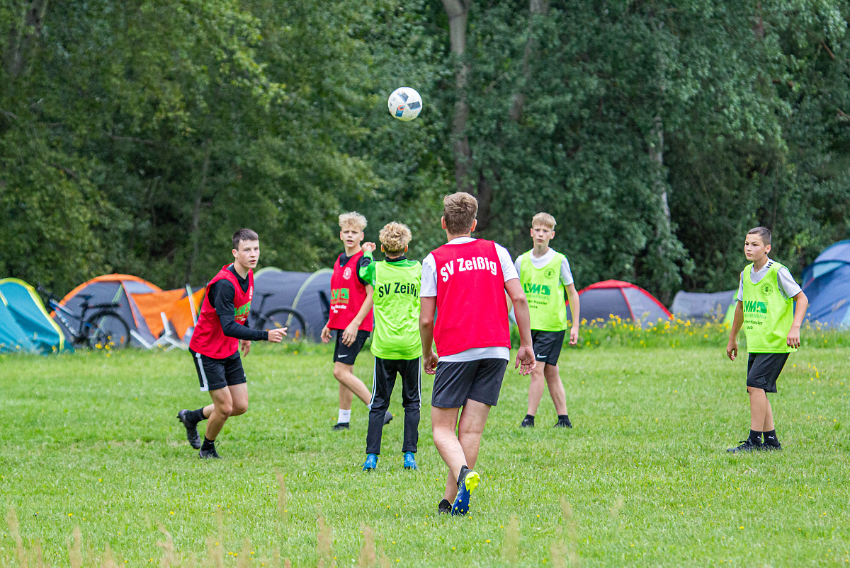 Nachwuchsfußballer campieren am Bröthener See