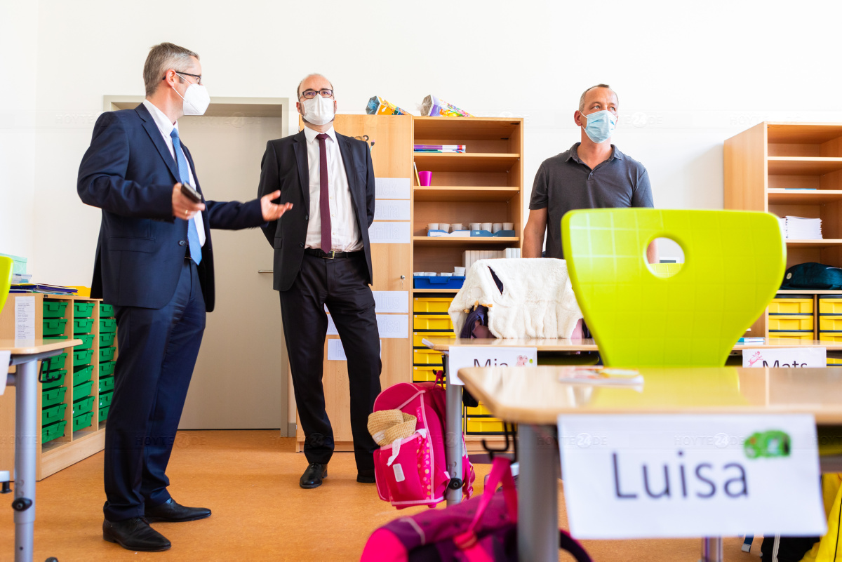 Minister-Rundgang in der neuen Grundschule