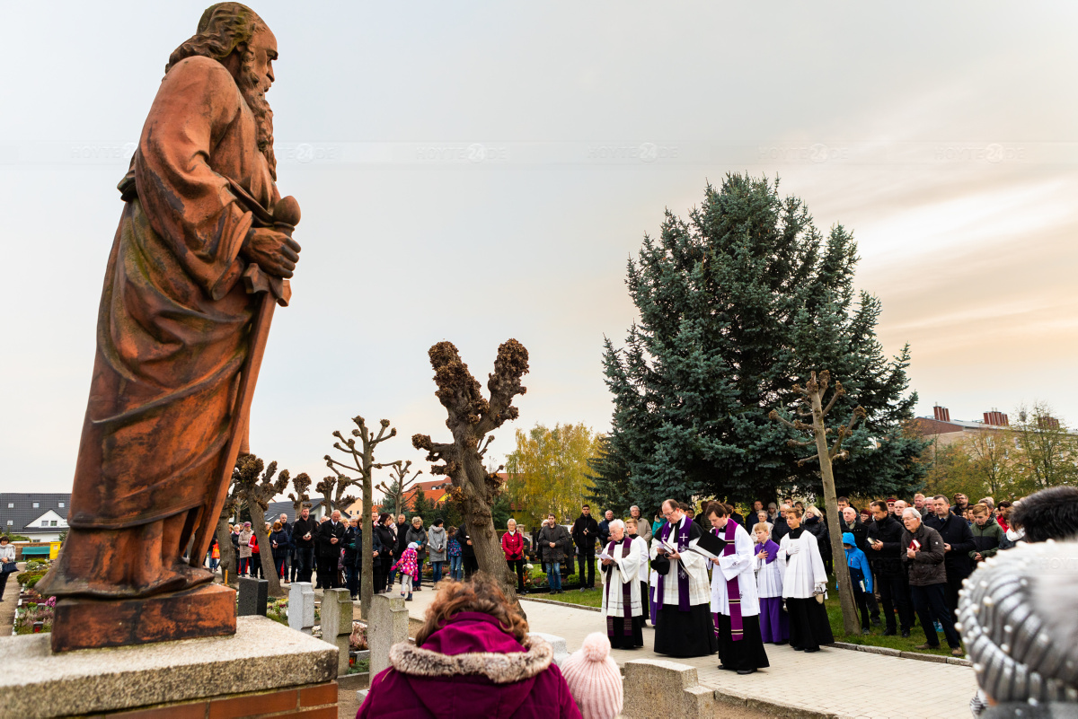 Neuerdings auch Urnengräber auf dem Friedhof