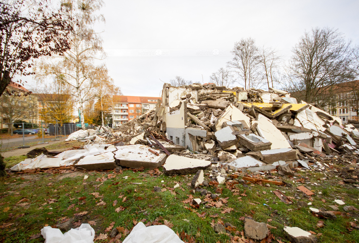 Wieder einmal liegt ein Wohnhaus in Trümmern