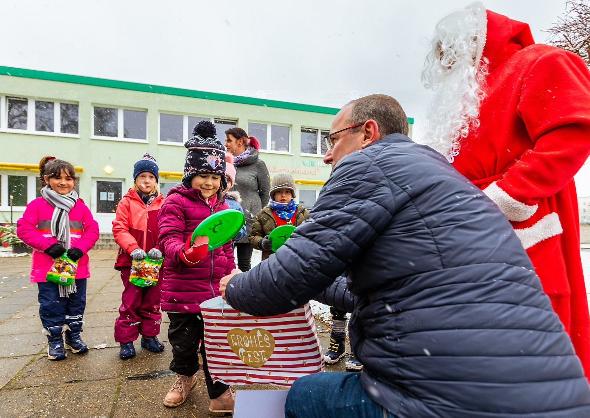 Nikolaus besucht Kitas und löst Versprechen ein