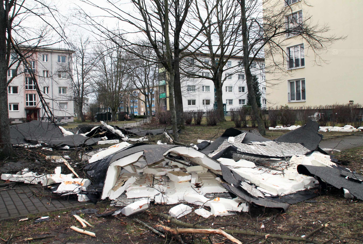 Sturm fegt Dachabdeckung in der Neustadt weg