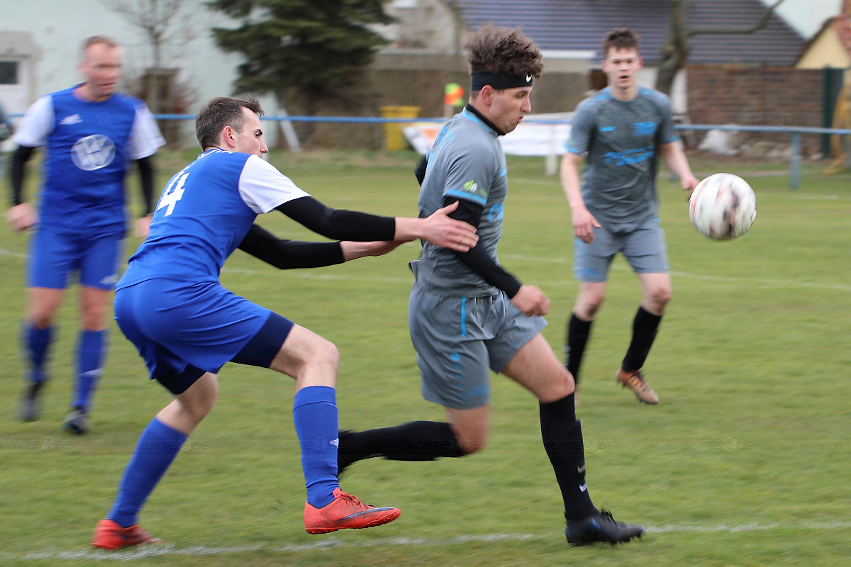 Auch im regionalen Fußball rollen die Bälle wieder