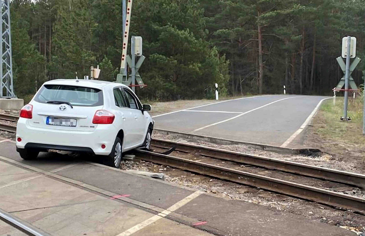 Auto bleibt in der Gleisbaustelle hängen