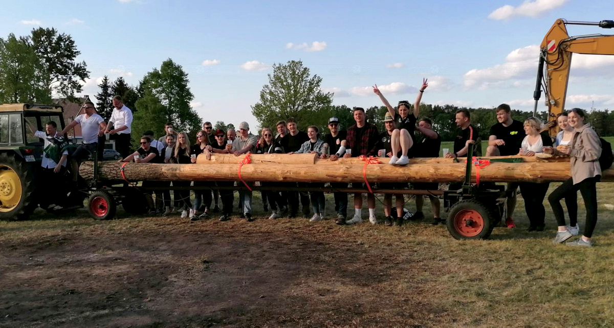 Bröthens Maibaum auf dem Weg nach Seidewinkel