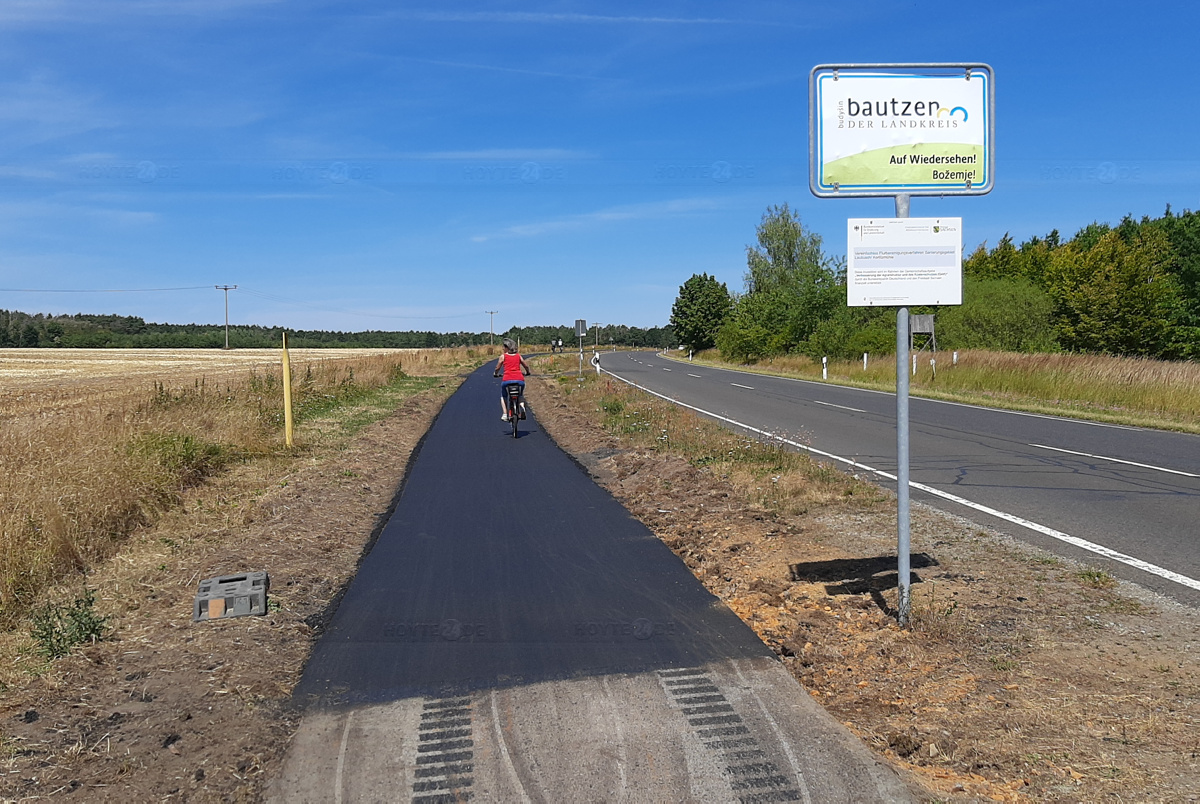 Frisches Asphaltband an der Bundesstraße 96