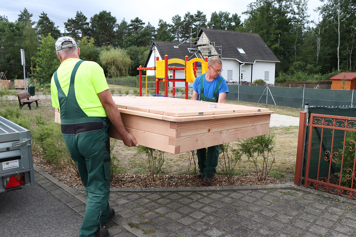 Sandkasten-Nachrüstung auf dem Spielplatz