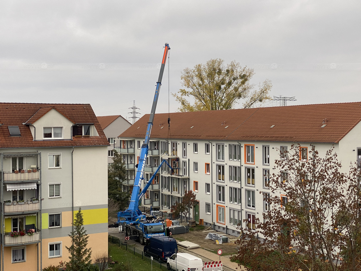 Paralleler Balkon-Anbau an zwei WK-I-Häusern