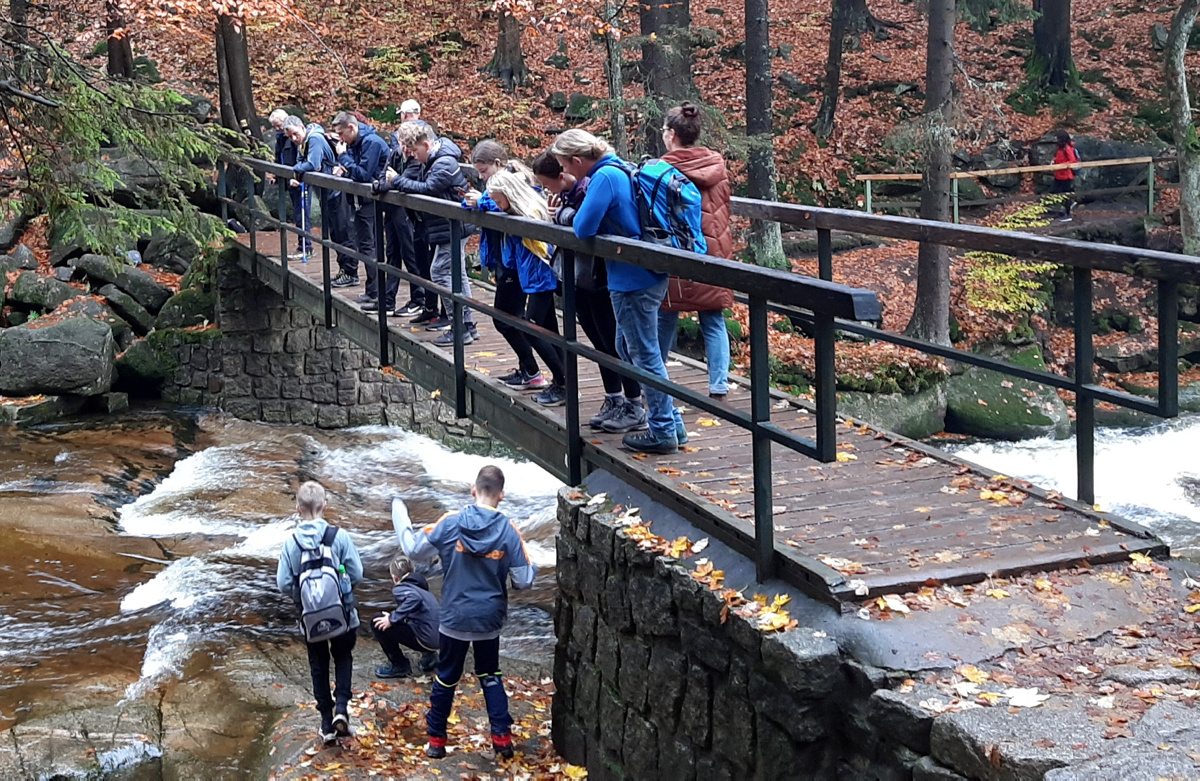 Leichtathleten im Gebirge auf Wanderschaft