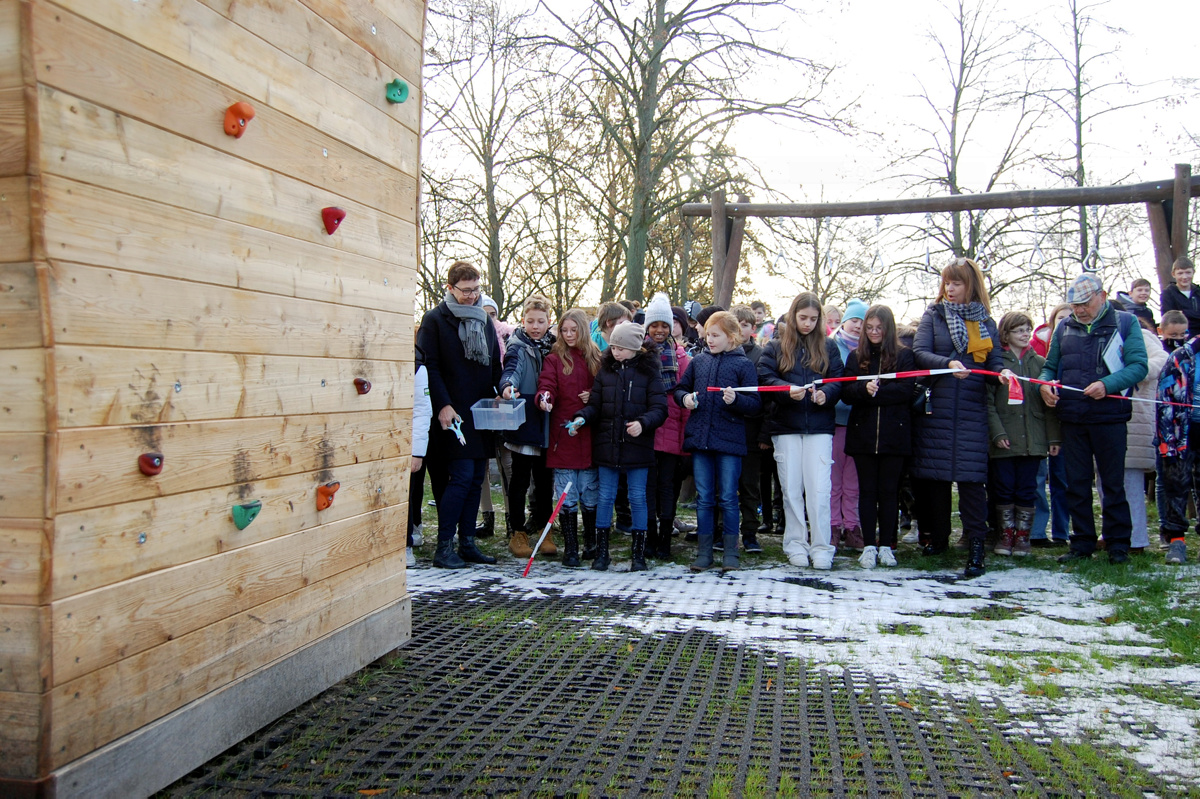 Oberschule jetzt mit Kletterturm auf dem Hof