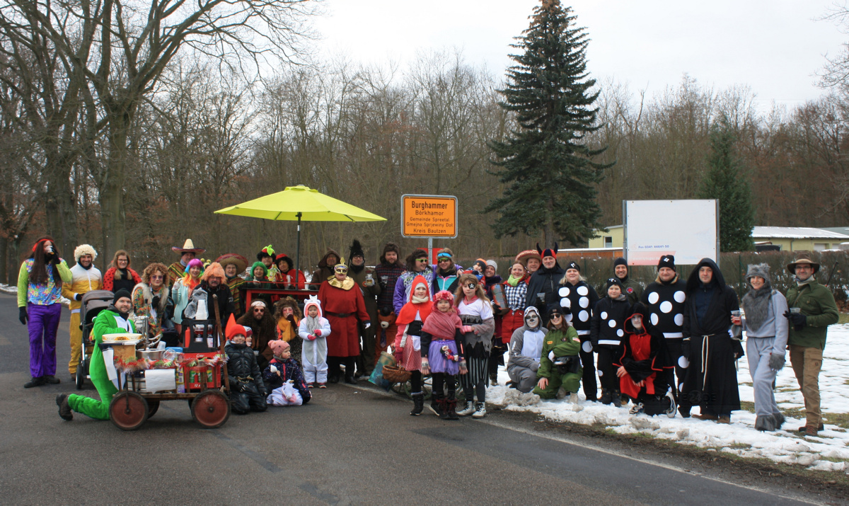 Fröhliche Leute in Burghammer unterwegs